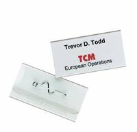 Nahaufnahme einer Visitenkarte und einer Metallklammer auf weißem Hintergrund, wobei die Karte lautet „Trevor D. Todd, TCM, European Operations