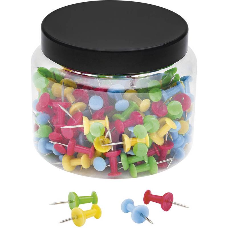 Ein durchsichtiger Plastikbehälter mit einem schwarzen Deckel enthält bunte Pinnwandnadeln in Rot, Blau, Grün und Gelb. Einige Nadeln sind außerhalb des Behälters verstreut.