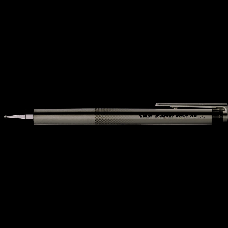 Schwarzer Pilot Synergy Point 0,5 Kugelschreiber mit Silberspitze und Clip, horizontal auf weißem Hintergrund dargestellt.