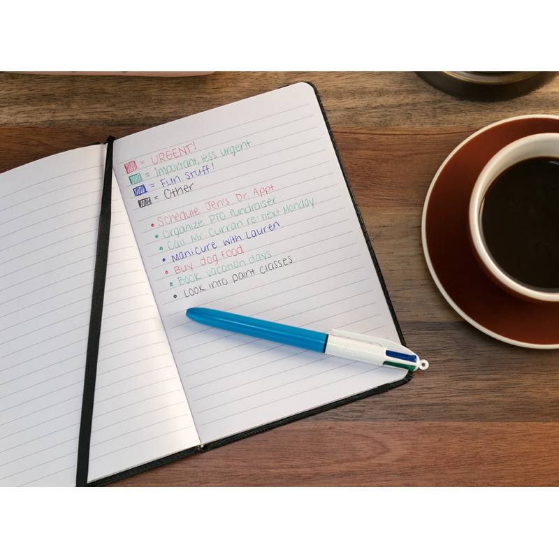 Ein offenes Notizbuch auf einem Tisch mit Listen-Überschriften: 