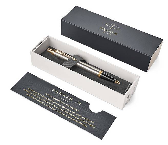 Parker IM Stift in einer offenen Geschenkbox mit schwarzem Deckel und Hülle, abgebildet mit Produktverpackung und Einsatzkarte.