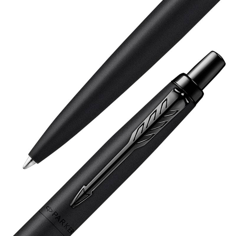 Schwarzer Parker-Stift mit Kappe, diagonal auf weißem Hintergrund abgebildet, mit silbernen Akzenten und einem Clip am Schaft.