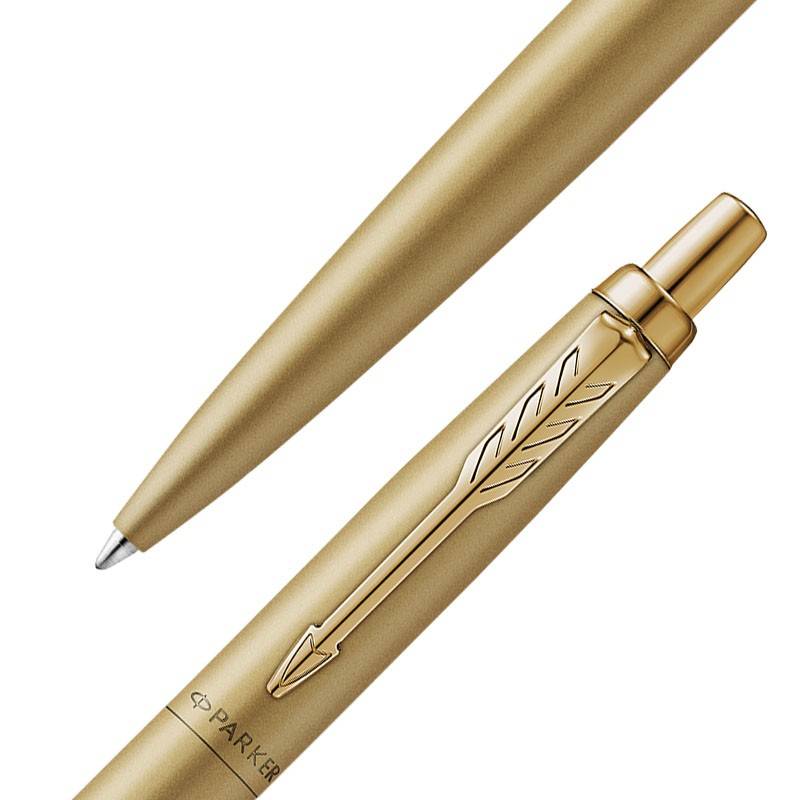 Goldener Parker-Kugelschreiber im Nahaufnahmeformat mit passendem Verschluss, gekennzeichnet durch ein graviertes Pfeildesign auf dem Schaft.