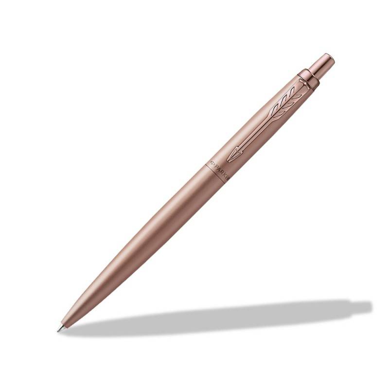 Roségoldfarbener Kugelschreiber mit elegantem metallischem Finish, diagonal auf weißem Hintergrund dargestellt.