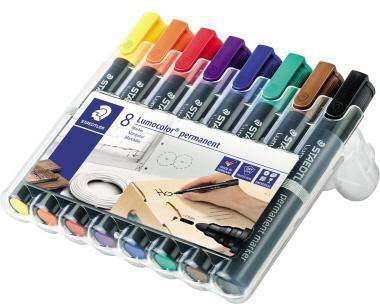Packung mit acht Staedtler Lumocolor-Permanentmarkern in verschiedenen Farben, dargestellt in einer durchsichtigen Kunststoffschachtel mit sichtbarem Etikett.