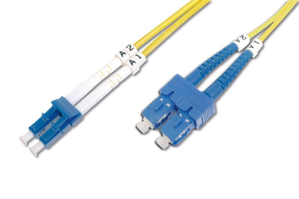 Zwei blaue Glasfaserverbinder mit gelben Kabeln, die mit 'A1' und 'A2' beschriftet sind, für Netzwerk- oder Telekommunikationszwecke.