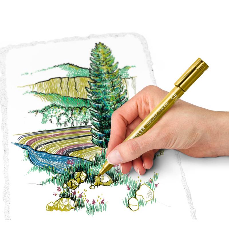 Eine Hand verwendet einen goldfarbenen Stift, um eine Zeichnung einer Landschaft mit einem Baum, Hügeln und einem Bach zu kolorieren und dabei die Verwendung des Stiftes zu demonstrieren.