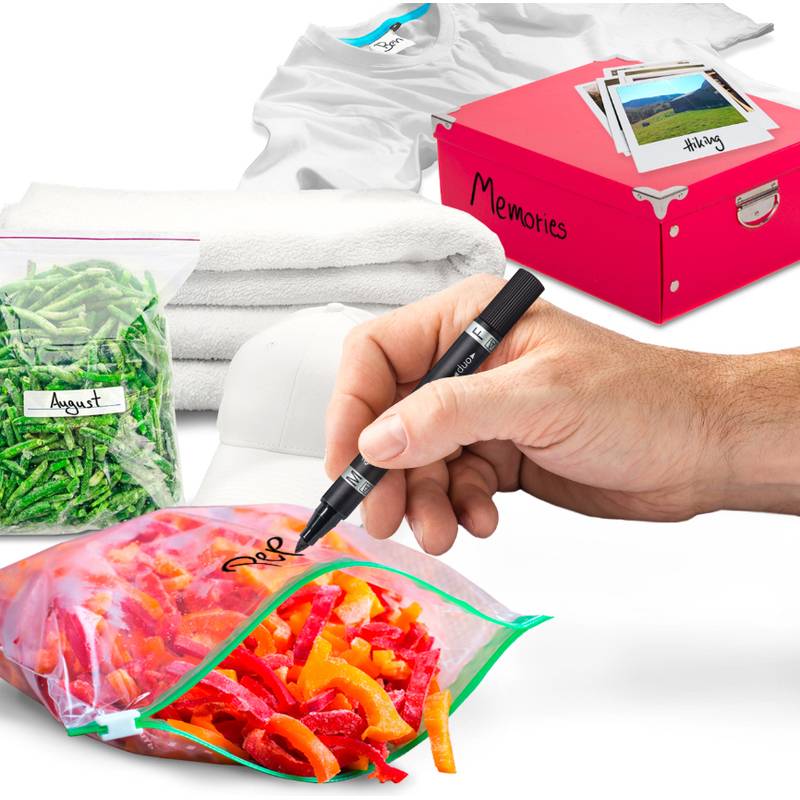 Eine Person beschriftet einen Plastikbeutel mit geschnittenen Paprikaschoten mit einem Permanentmarker. In der Nähe befinden sich eine rote 