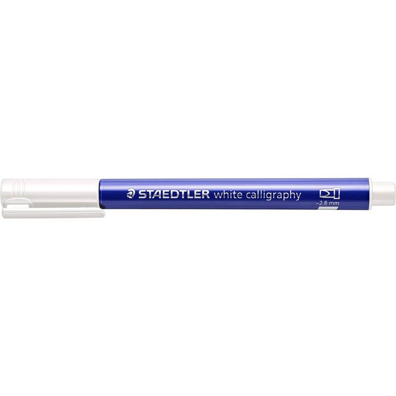 Ein blauer Staedtler Kalligraphie-Stift in Weiß mit einer feinen Spitze von 2-8 mm, horizontal präsentiert, wobei der Deckel auf der linken Seite aufgesetzt ist.