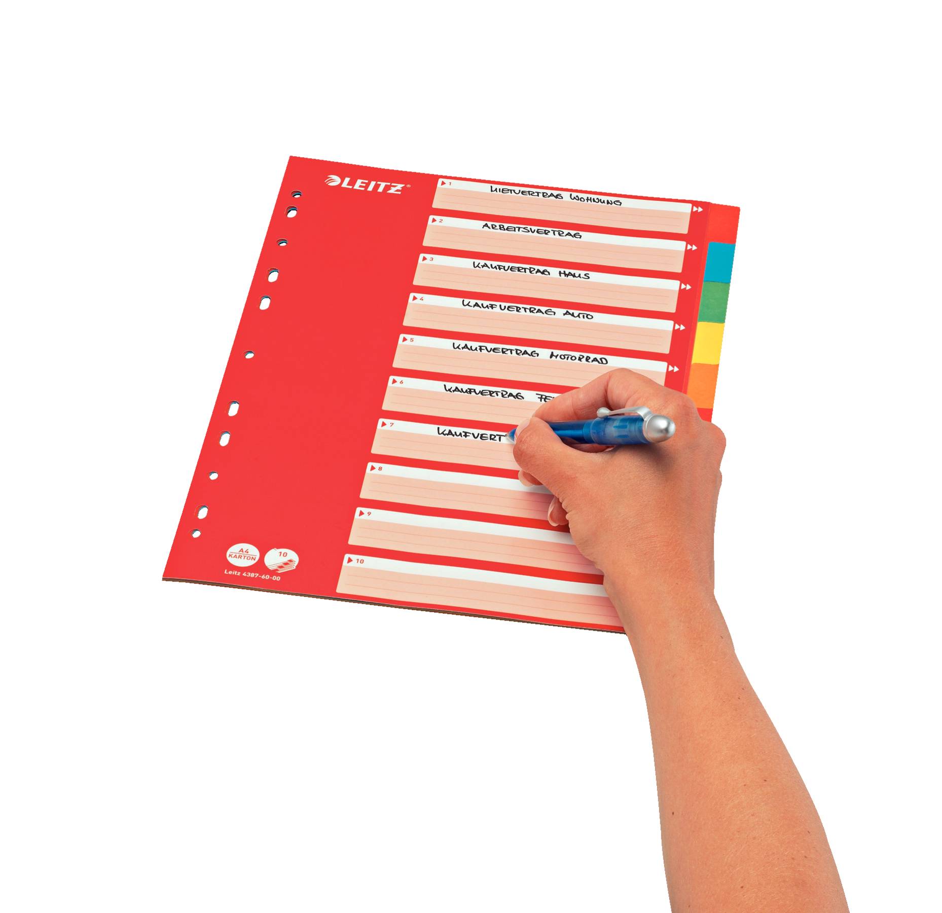 Die Hand schreibt auf einer roten Ringbinder-Trennblatt-Seite, die auf Deutsch beschriftet ist, mit Registern zum Organisieren von Dokumenten.
