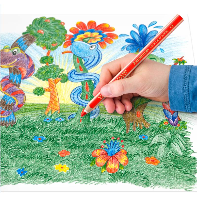 Eine Hand, die einen roten Farbstift verwendet, fügt einem lebhaften Bild eines phantastischen Gartens mit farbenfrohen, kunstvoll gemusterten Bäumen und Blumen weitere Details hinzu.