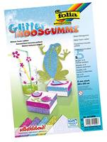 Ein farbenfroher Bastelmaterialpaket mit einem Blatt glitzerndem Schaum, zusammen mit Beispielen kreativer Projekte wie einem Frosch und dekorierten Kartons.