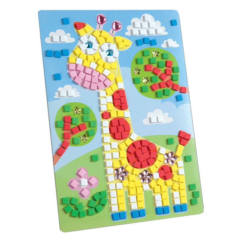 Ein buntes Giraffen-Mosaikkunstwerk stellt eine Giraffe mit lebendigen quadratischen Kacheln auf einem blauen Hintergrund dar, der Bäume und Blumen zeigt.