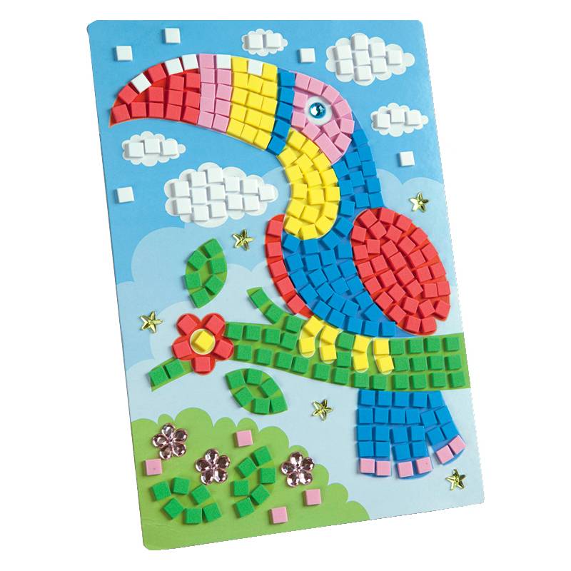 Farbenfrohes Mosaik-Kunstwerk eines Tukans, der auf einem Ast mit einer Blume sitzt, vor einem Hintergrund mit Himmel und Wolken, gefertigt aus kleinen Kacheln.