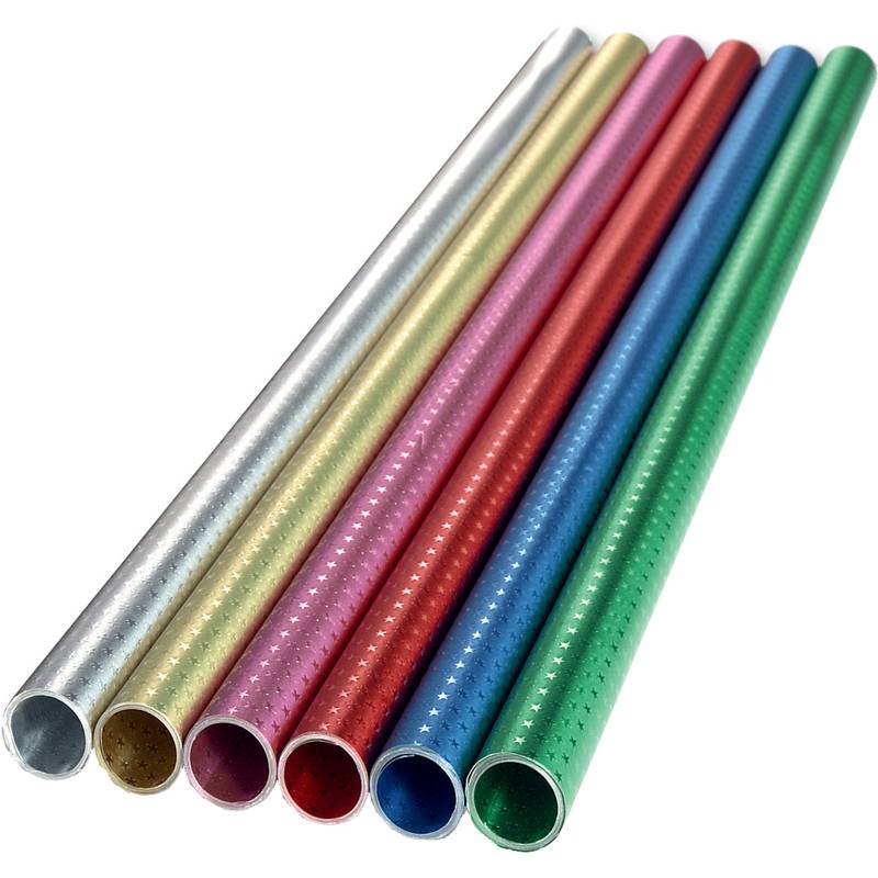 Sieben Rollen bunten, metallischen Geschenkpapiers in einer Reihe ausgerichtet, mit silbernen, goldenen, rosa, roten, türkisfarbenen, blauen und grünen Mustern.