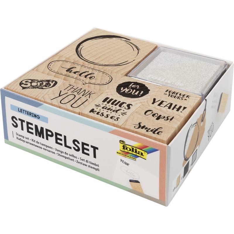 Satz mit Stempelbriefen in einer Box mit Holzstempeln, die Sätze wie „Hallo
