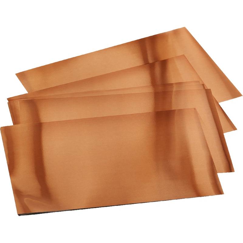 Vier Blätter Kupferfolie werden gestapelt, wobei ihre dünne, metallische Oberfläche und ihre glänzende, reflektierende Eigenschaft zur Geltung kommen.