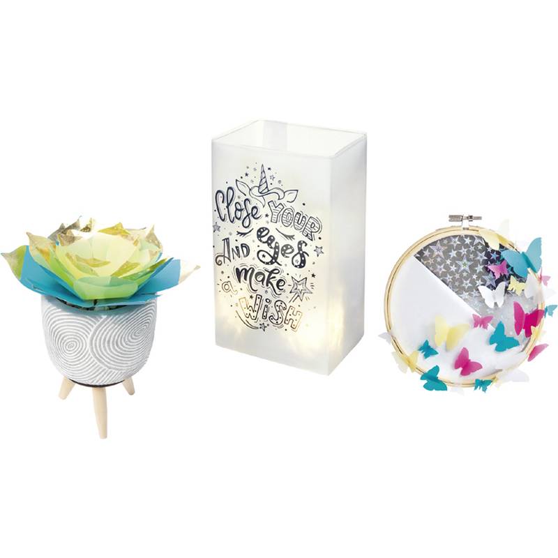 Eine dekorative Szene mit einem Blumentopf, einer Laterne mit dem Text „Schließ deine Augen und mach einen Wunsch