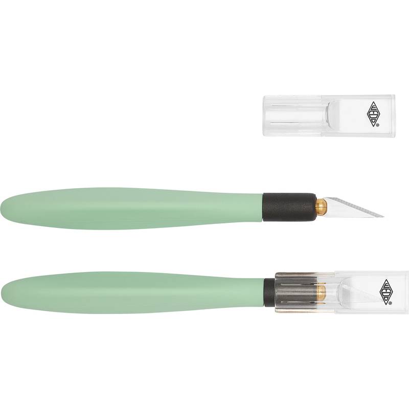 Zwei grüne Bastelmesser; eine freigelegte Klinge, eine abgedeckte. Durchsichtige Schutzkappen sichtbar. Geeignet für detaillierte Schneidarbeiten und Bastelaufgaben.