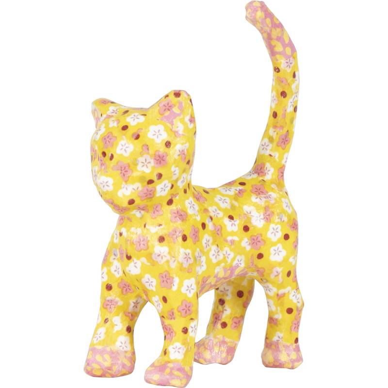 Eine kleine, gelbe Keramik-Katzenfigur ist mit rosa und weißen Blumenmustern überzogen. Die Katze steht aufrecht mit hochgehobenem Schwanz.