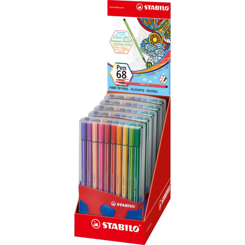 Präsentation von STABILO Pen 68 Faserspitzstiften in verschiedenen Farben in einem Verkaufsständer im Einzelhandel, mit verpackten Stiften vertikal in durchsichtigen Behältern angeordnet.