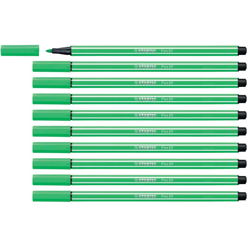 Zehn grüne STABILO Pen 68 Marker in einer horizontalen Reihe angeordnet, mit einem unverschlossenen Stift, der eine grüne Filzspitze zeigt und dessen Kappe entfernt ist.