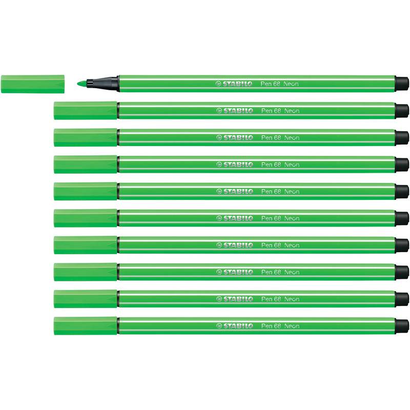 Zehn grüne STABILO Pen 68 Neon Filzstifte in einer Reihe angeordnet, einer ohne Kappe, um die Spitze zu zeigen, auf weißem Hintergrund.