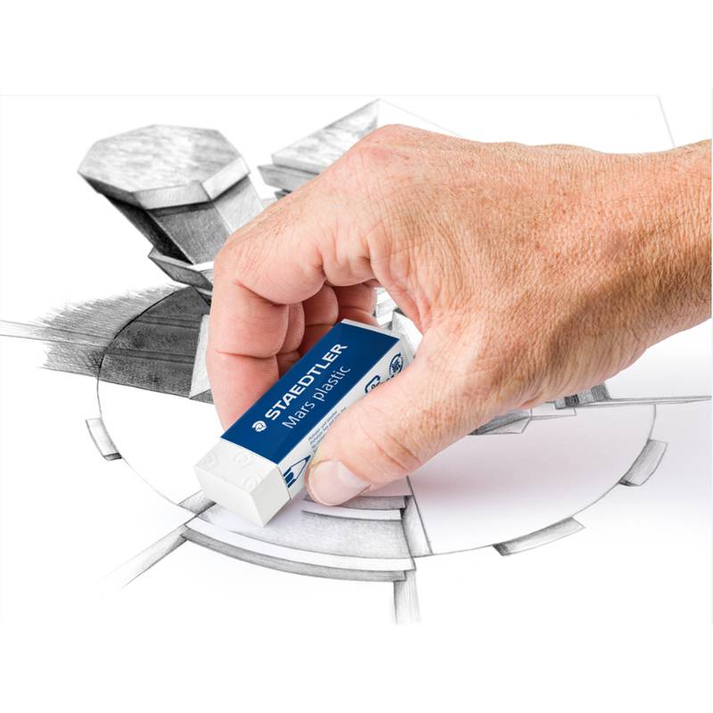 Eine Hand radiert einen Teil einer schraffierten Bleistiftzeichnung mit geometrischen Formen mit einem weißen Radiergummi, der mit 