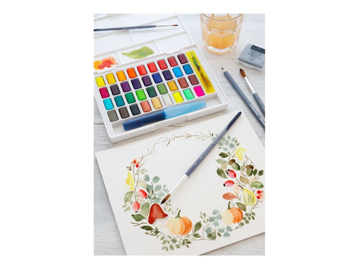 Aquarell-Malerei-Arbeitsbereich mit einem farbenfrohen Malkasten, Pinseln und einem teilweise bemalten Blumenkranz auf Papier.