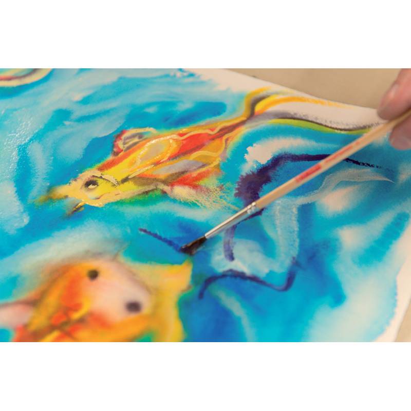 Eine Hand malt bunte Fische in Aquarellfarben und mischt lebhafte Töne von Blau, Orange und Gelb auf Papier.