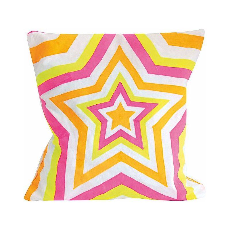 Ein Kissen mit einem lebhaften, mehrfarbigen Sternemuster, das konzentrische Sterne in Rosa, Orange und Gelb auf einem weißen Hintergrund zeigt.