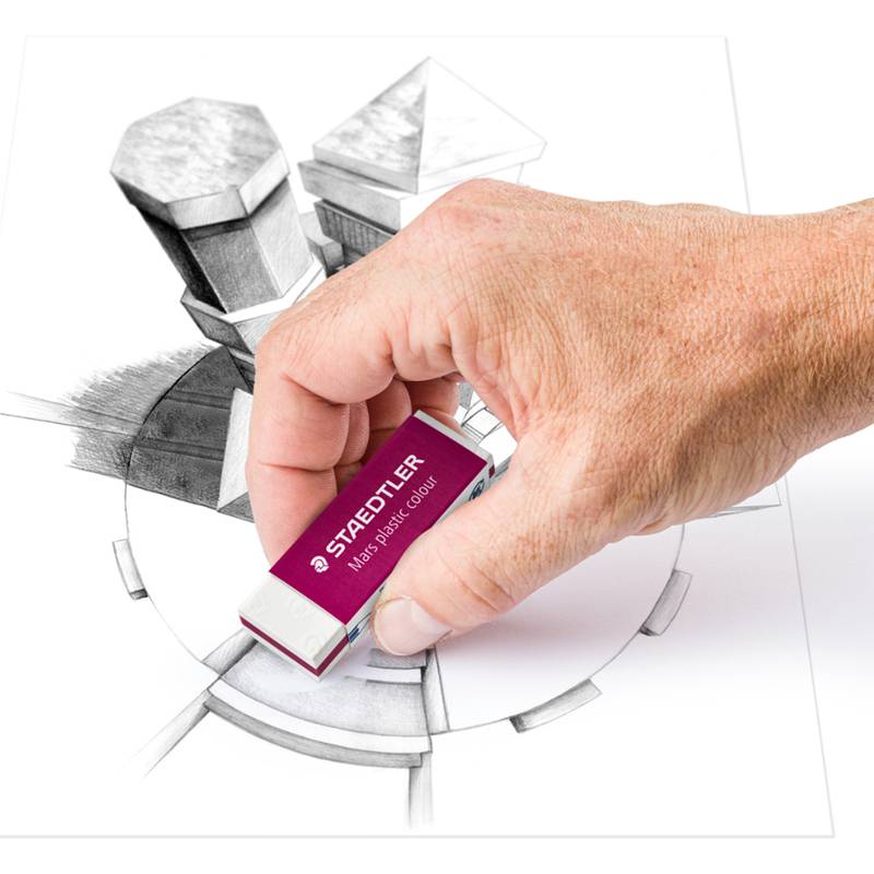 Eine Hand radiert einen Abschnitt einer Zeichnung mit farbigen Buntstiften mit einem roten Radiergummi aus und legt dabei das Papier darunter frei.