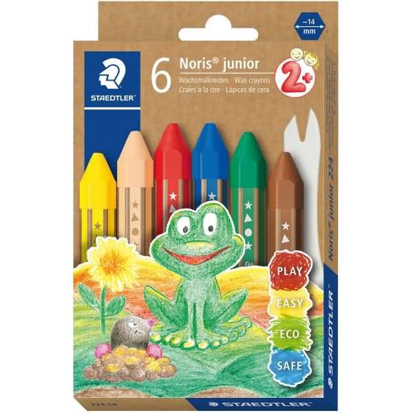 Packung mit 6 Staedtler Noris junior Wachsmalstiften für Kinder ab 2 Jahren, gezeigt mit gelben, beigen, roten, blauen, grünen und braunen Stiften sowie einer Kinderzeichnung eines Frosches und einer Blume.