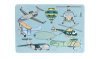 Verschiedene Flugzeuge dargestellt, einschließlich Hubschrauber, ein Heißluftballon und Oldtimer-Flugzeuge, vor einem hellblauen Hintergrund.
