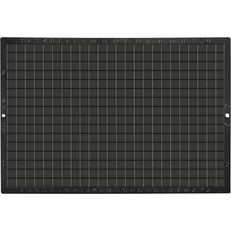 Schwarze Schneidematte mit Rasterlinien, horizontal von A-Z und vertikal von 1-20 beschriftet, alle 10 Einheiten in größeren Quadraten markiert.