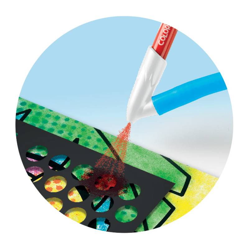 Ein roter Bleistift, der von einem blauen Anspitzer auf gemustertem Buntpapier geschärft wird, wobei rote Späne auf ein schwarzes Schablonenmuster fallen.