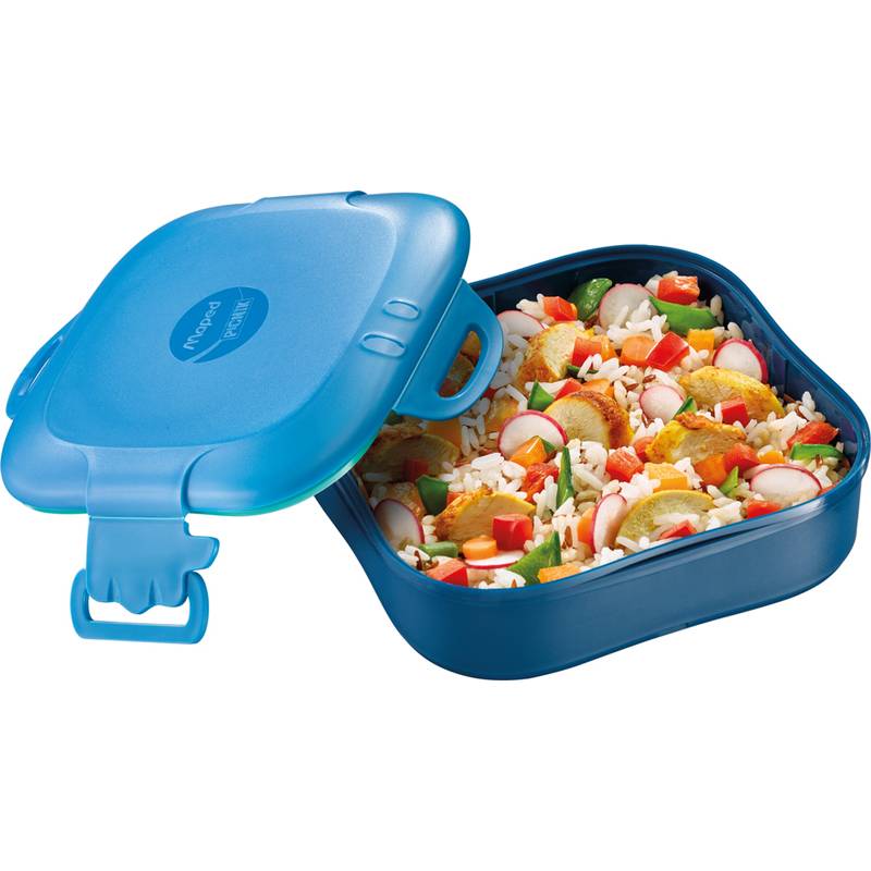 Eine blaue Plastiklunchbox, die eine Mischreismahlzeit mit geschnittenen Gemüsesorten und Hähnchen enthält, teilweise geöffnet mit dem Deckel seitlich daneben.