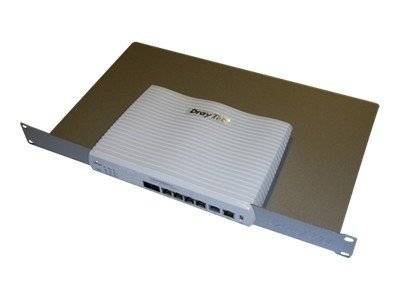 Rack-montierter Netzwerk-Router mit mehreren Ethernet-Anschlüssen und Frontblende auf einem Metallrahmen.