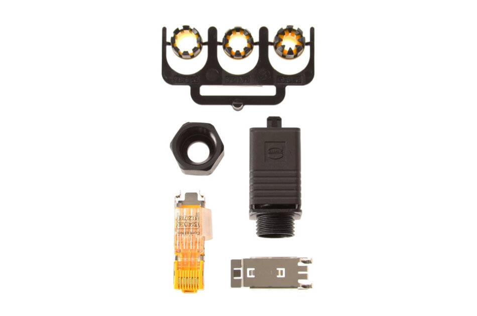 Verschiedene Netzwerkkabelverbinder und Adapter, darunter ein RJ45-Stecker, eine Kupplung und ein schwarzer Kunststoffclip, angeordnet auf weißem Hintergrund.