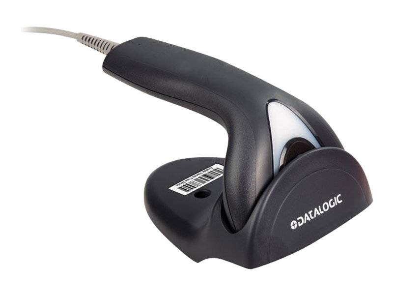 Schwarzer tragbarer Datalogic-Barcodescanner in einer Ladeschale positioniert, gezeigt mit angeschlossenem Kabel und sichtbarem Barcode-Etikett.