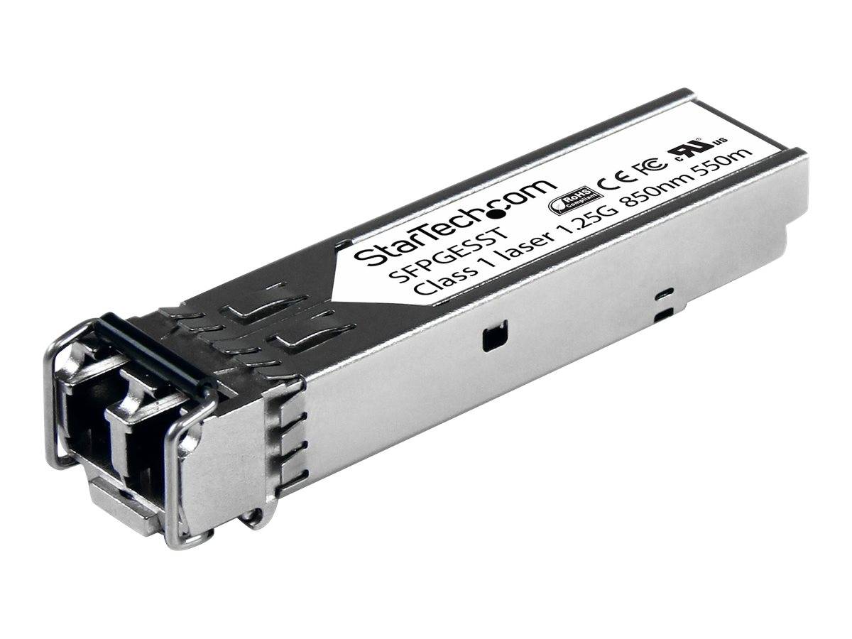 Nahaufnahme eines StarTech.com SFP-Transceiver-Moduls mit der Bezeichnung „SFPGEST
