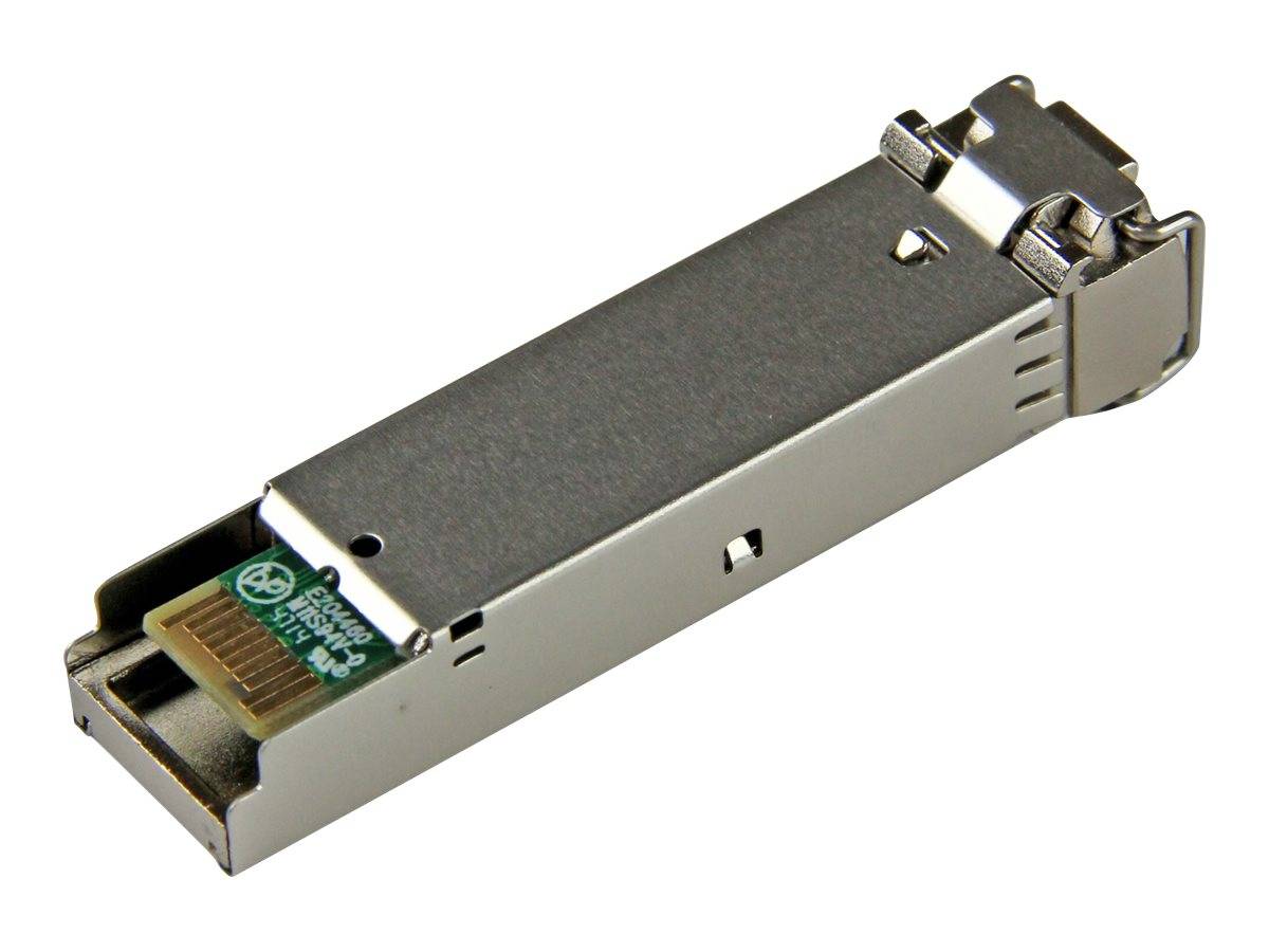 Nahaufnahme eines metallenen SFP-Glasfaser-Transceiver-Moduls auf weißem Hintergrund.