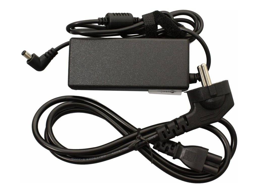 Ein schwarzes Laptop-Netzteil mit angeschlossenen Kabeln und einem Stecker, auf weißem Hintergrund positioniert.