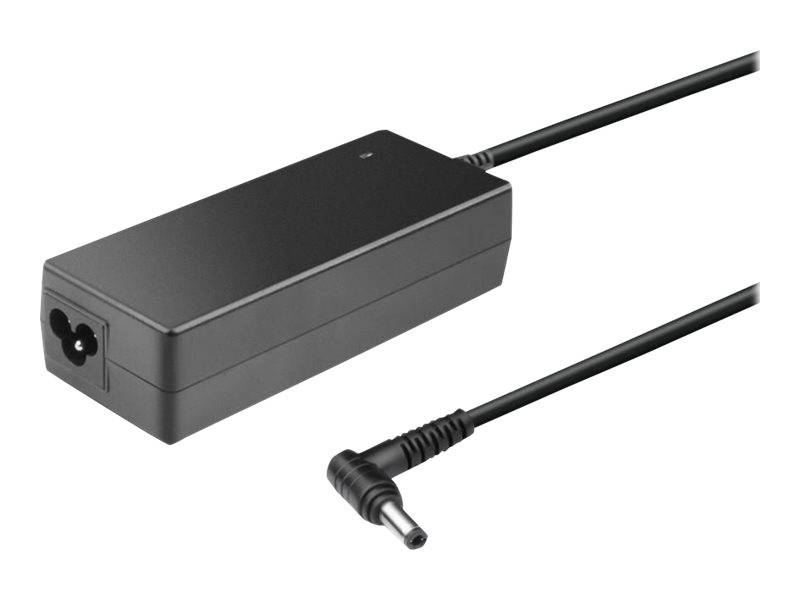 Ein schwarzes Laptop-Netzteil mit angeschlossenem Kabel und Stecker, auf einem schlichten weißen Hintergrund dargestellt.