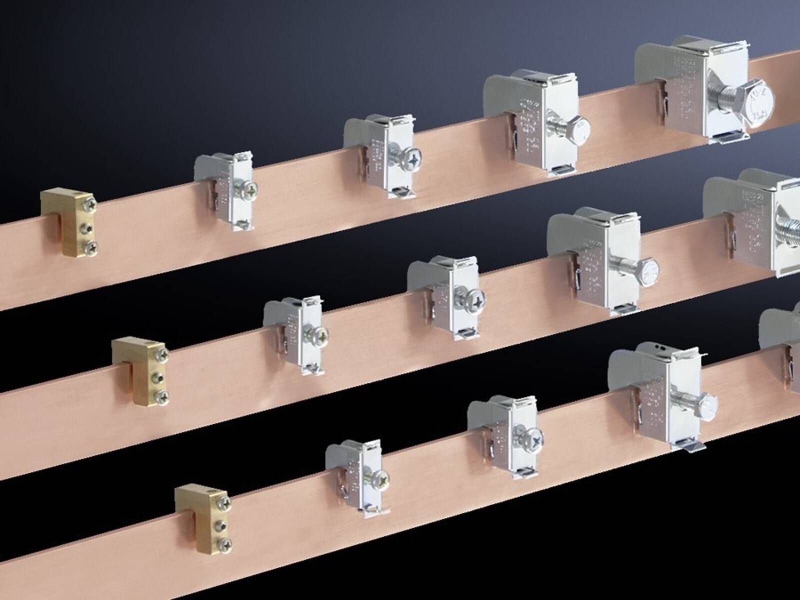 Eine Reihe mehrerer Metallklemmen, die an horizontalen Holzbalken befestigt sind und Industrie- oder Bauausrüstung aus Seitenperspektive zeigen.