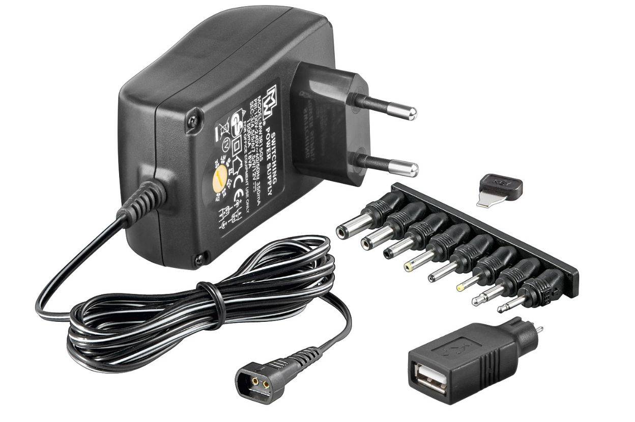 Universelles Netzteil mit europäischem Stecker, abnehmbarem Multistecker-Set, USB-Adapter und Ausgangskabel zum Laden von Geräten.