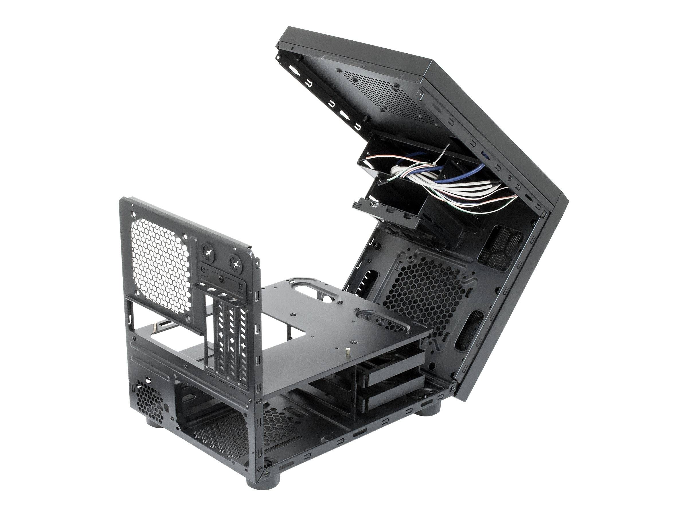 Offenes Computergehäuse-Chassis, das vor weißem Hintergrund gezeigt wird, mit entferntem Frontpanel und sichtbaren internen Laufwerkschächten und Kabeln.