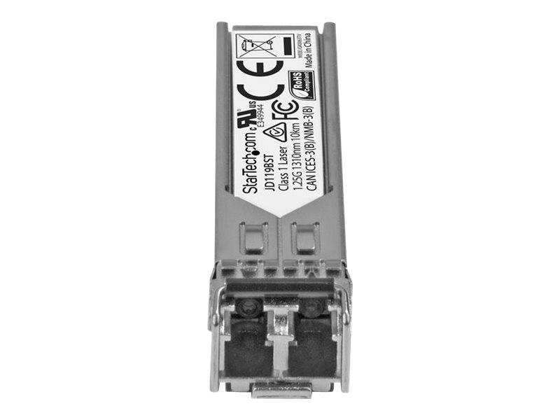 Ein silbernes SFP-Transceiver-Modul mit Etikett und Steckverbindern, dargestellt auf einem einfachen weißen Hintergrund.