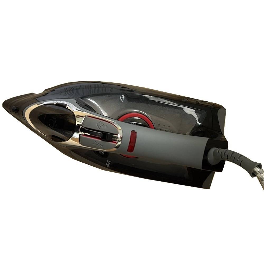 Ein modernes Dampfbügeleisen, von oben betrachtet, mit elegantem schwarzem und rotem Design, einem Kabel, das sich von der Rückseite erstreckt, und mehreren Bedienungsschaltern.