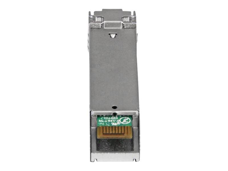 Einzelnes Ethernet-Transceiver-Modul mit Metallgehäuse und RJ45-Port-Stecker auf weißem Hintergrund.